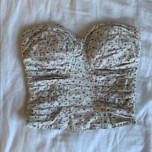 A bandeau top with a floral print design🌸